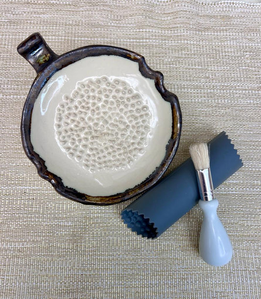 Ceramic Grater with handle (bronze).